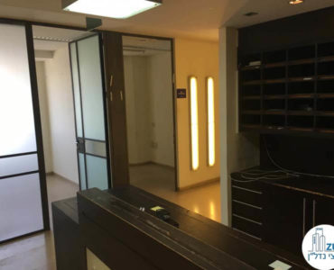 פינת כניסה במשרד במגדל נצבא תל אביב