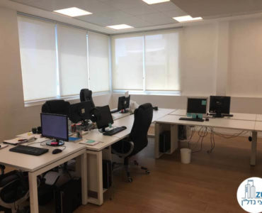 אופן ספייס עם שולחנות במשרד ברחוב אחוזת בית תל אביב