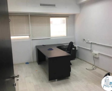 חדר עם שולחן במשרד ברחוב תוצרת הארץ תל אביב