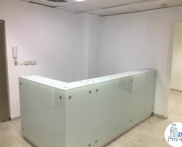 עמדת קבלה במשרד ברחוב תוצרת הארץ תל אביב