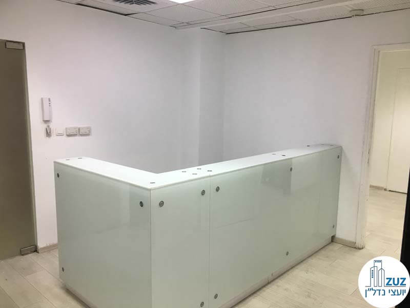 עמדת קבלה במשרד ברחוב תוצרת הארץ תל אביב