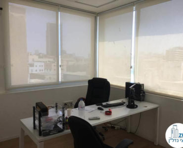 חדר פינתי עם שולחן במשרד ברחוב אחוזת בית תל אביב