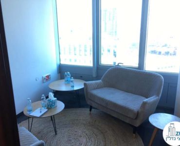 חדר עם ספה במשרד במגדל סונול תל אביב