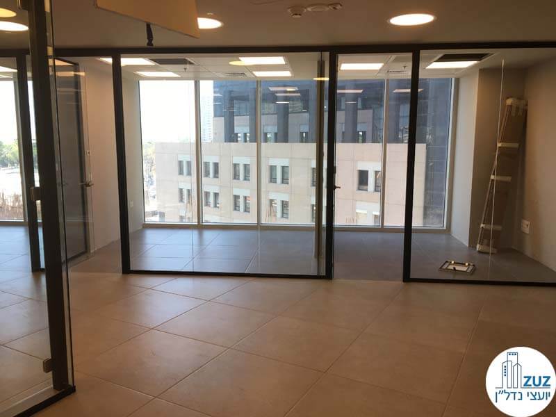 כניסה לחדר עם קירות זכוכית במשרד במגדל WE תל אביב