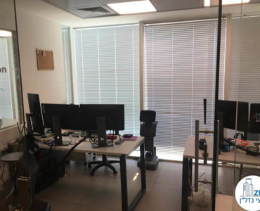 חדר עם עמדת עבודה במשרד במגדל אלקטרה סיטי תל אביב