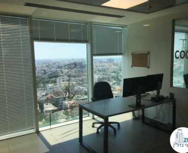 חדר עם שולחן במשרד במגדל אלקטרה סיטי תל אביב