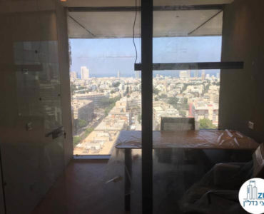 חדר עם שולחן במשרד במגדלי הארבעה תל אביב