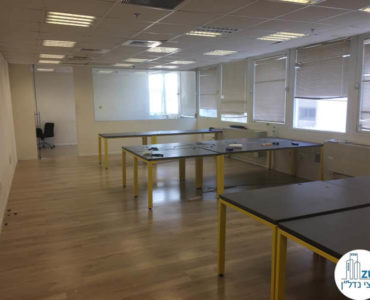 אופן ספייס עם שולחנות במשרד במגדל שלום מאיר תל אביב
