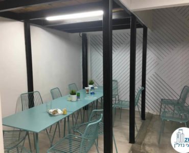 שולחן אוכל במשרד ליד רכבת השלום תל אביב