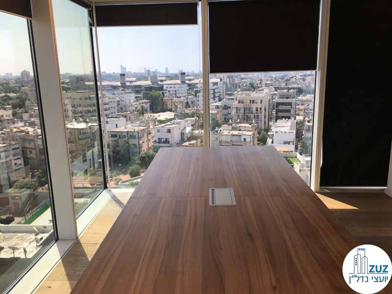 חדר ישיבות עם שולחן במשרד במגדל אלקטרה סיטי תל אביב