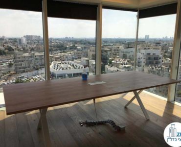 חדר ישיבות עם שולחן במשרד במגדל אלקטרה סיטי תל אביב