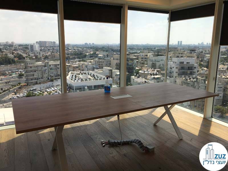 חדר ישיבות עם שולחן במשרד במגדל אלקטרה סיטי תל אביב