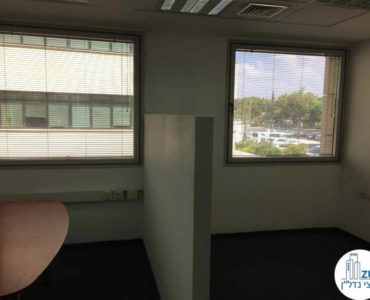 חדר עם חלונות במשרד במתחם יגאל אלון תל אביב