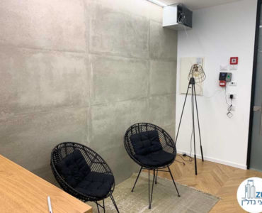 פינת ישיבה במשרד להשכרה במגדלי הארבעה תל אביב