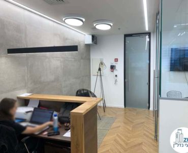 פינת כניסה במשרד להשכרה במגדלי הארבעה תל אביב
