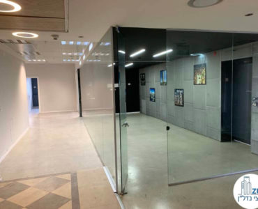 כניסה לחדר ישיבות במשרד להשכרה במתחם רוטשילד תל אביב