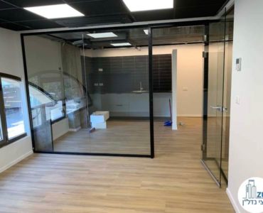 חדר עם קיר זכוכית במשרד להשכרה בשדרות רוטשילד תל אביב
