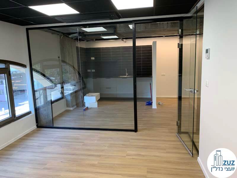 חדר עם קיר זכוכית במשרד להשכרה בשדרות רוטשילד תל אביב
