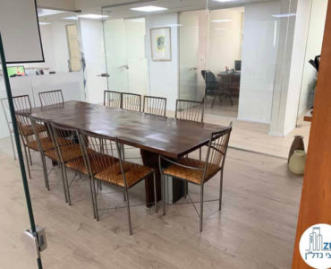 חדר ישיבות עם שולחן במשרד להשכרה לעורכי דין בתל אביב
