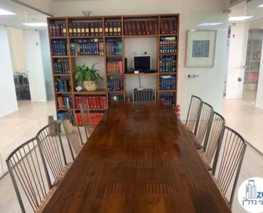 חדר ישיבות עם ארונית במשרד להשכרה לעורכי דין בתל אביב