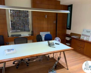 חדר ישיבות עם שולחן במשרד להשכרה ברחוב המסגר תל אביב
