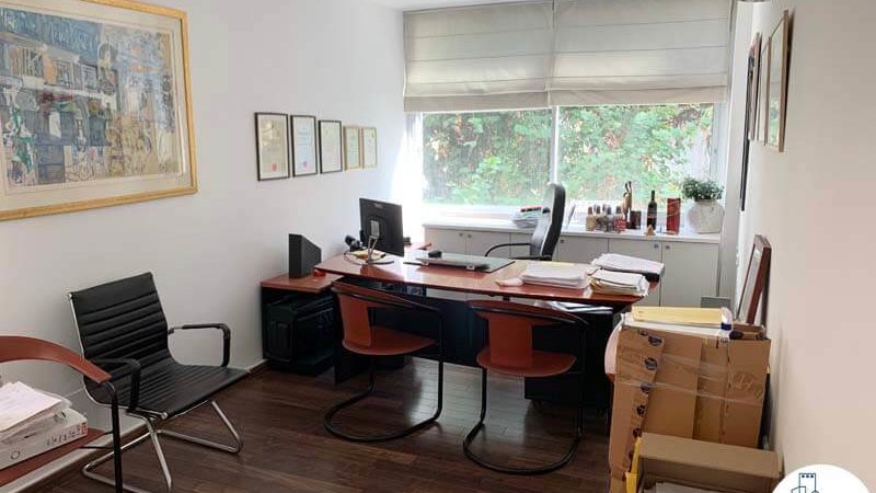 חדר עם שולחן במשרד להשכרה בכיכר רבין תל אביב
