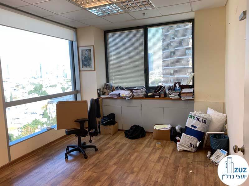 חדר ישיבות במשרד להשכרה במגדל על תל אביב