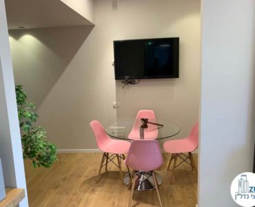 פינת ישיבה במשרד להשכרה במגדלי הארבעה תל אביב