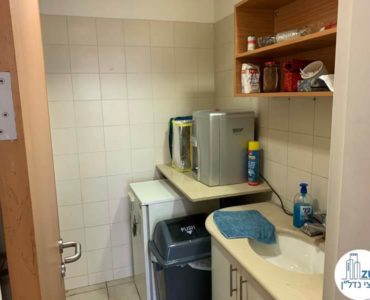 מטבחון במשרד להשכרה במגדל לוינשטיין תל אביב