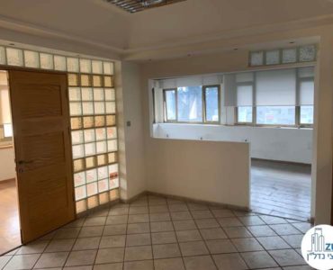 כניסה לחדרים במשרד להשכרה בשכונת מונטיפיורי תל אביב