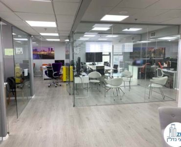 כניסה לחדרים במשרד להשכרה על דרך השלום תל אביב