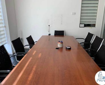 חדר ישיבות עם שולחן במשרד להשכרה במתחם רוטשילד תל אביב