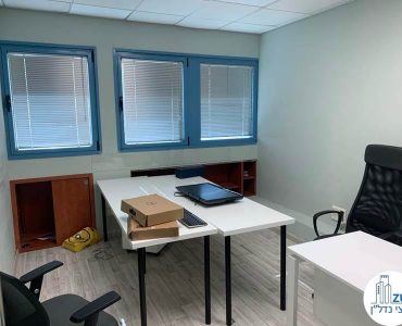 חדר עם שולחן במשרד להשכרה במגדל טויוטה תל אביב