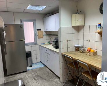 מטבחון משרד להשכרה בציר יגאל אלון תל אביב