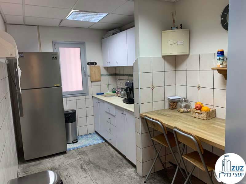 מטבחון משרד להשכרה בציר יגאל אלון תל אביב