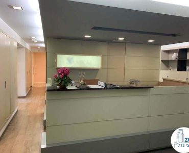 עמדת קבלה במשרד להשכרה בציר מנחם בגין בתל אביב