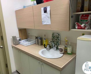 מטבחון במשרד להשכרה בציר מנחם בגין בתל אביב