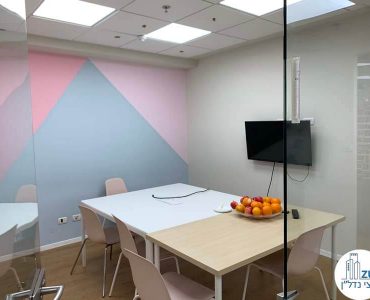 חדר ישיבות של משרד להשכרה ליד עזריאלי תל אביב