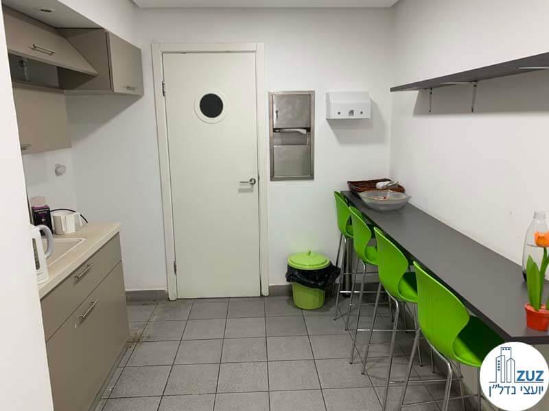 מטבחון במשרד להשכרה בציר מנחם בגין תל אביב