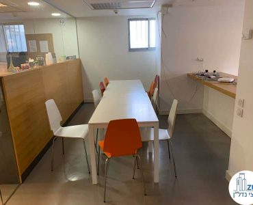 שולחן אוכל במשרד להשכרה ביד אליהו תל אביב