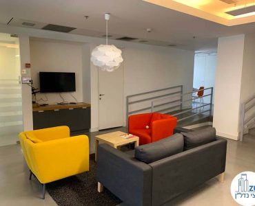 פינת ישיבה במשרד להשכרה ביד אליהו תל אביב