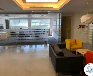 כניסה לחדר ישיבות במשרד להשכרה ביד אליהו תל אביב