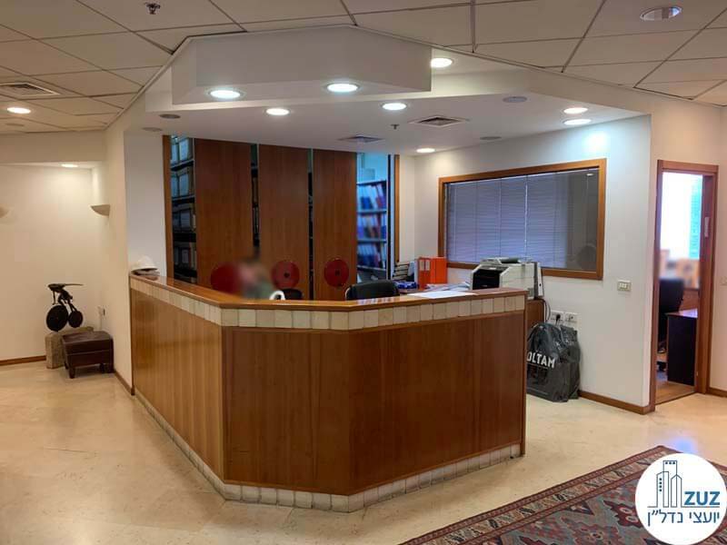 עמדת קבלה של משרד להשכרה בגיבור ספורט בורסה רמת גן
