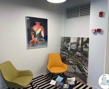 פינת ישיבה של משרד להשכרה במתחם בארבעה תל אביב
