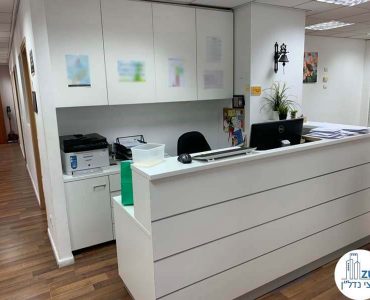 עמדת קבלה של משרד להשכרה בבית שאפ הבורסה רמת גן