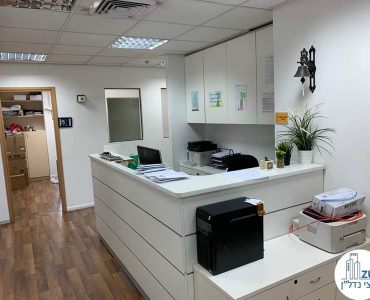 עמדת קבלה של משרד להשכרה בבית שאפ הבורסה רמת גן