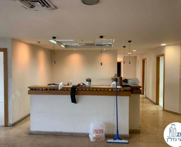 עמדת קבלה של משרד להשכרה בבית שאפ הבורסה רמת גן