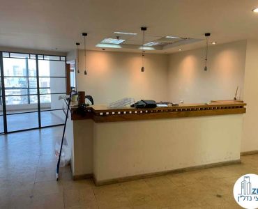 עמדת קבלה של משרד להשכרה בבית שאפ הבורסה רמת גן