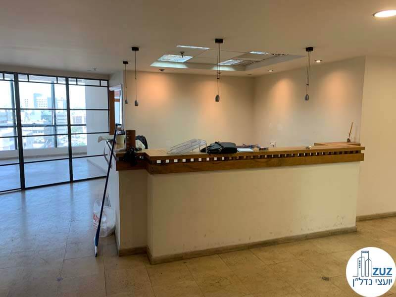 עמדת קבלה של משרד להשכרה בבית שאפ הבורסה רמת גן