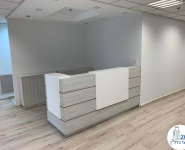 עמדת קבלה של משרד להשכרה בבית שאפ הבורסה רמת גן